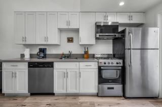 Hollywood Stylish 1-Bedroom Loft with Balcony, Parking & Laundry - 1