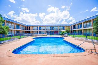 Castle inn & suites by OYO Lawton - 0