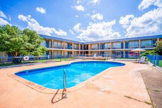 Castle inn & suites by OYO Lawton - Lawton - 2