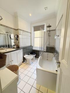 Stylish Duplex Condo Opposite Hyde Park - 8