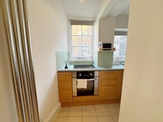 Stylish Duplex Condo Opposite Hyde Park - 4