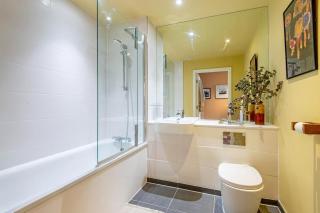 Central and Specious Apartment in City of London with a Balcony - 3
