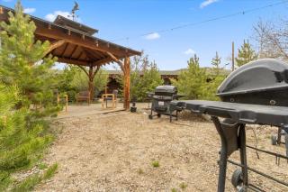 Hummingbird Heaven Cozy Cabin 1 Block to Lake, located in Town - 9