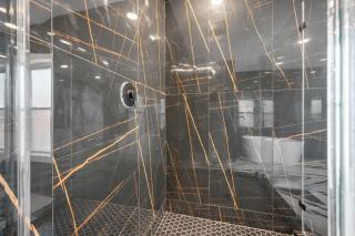 Tranquil Escape- Spa Bath & Pool for One or Couples - Houston - 9