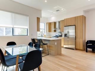 Modern Luxe Retreat Three-Bedroom #4 - 7