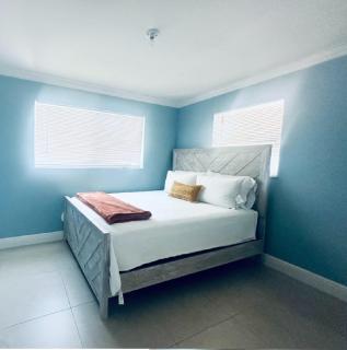 Spacious 3 BR Gem Near Beach Sleeps 10 Pompano Beach - Pompano Beach - 1