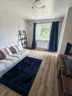 Comfy House Parking Long Stay - - 9