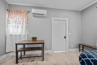 King Bed & Spacious Hideaway for One or Two - Houston - 2