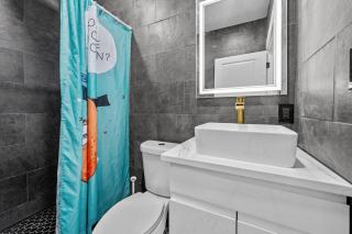 King Bed & Spacious Hideaway for One or Two - Houston - 1