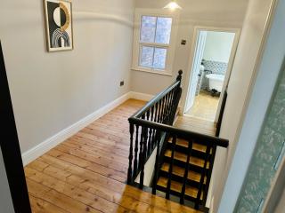 QUEENS RETREAT- Luxe 3-Bed Comfort, Sleeps 6, Pets Welcome & Parking x 2, Short walk to bars, Restaurants and Heritage sites - Lincoln - 2