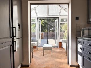 Queens Retreat, Welcoming 3 Bed Retreat, Sleeps 6, Contractors & Leisure, Prime Location, Parking for 2 Cars - 4