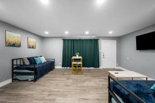 Chic & Cozy Montrose Apt with Pool & Parking - 5