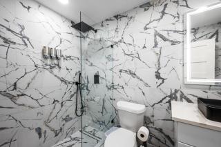 Chic & Cozy Montrose Apt with Pool & Parking - 4