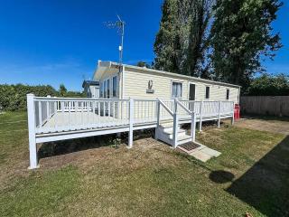 Gorgeous 6 Berth Caravan With Decking Area, Dovercourt Holiday Park Ref 44510A - Great Oakley - 0