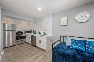 Modern Getaway with Free Parking Near Downtown and NRG - 9