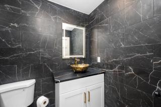 Modern Getaway with Free Parking Near Downtown and NRG - 5