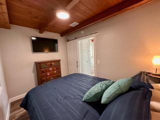 Cottage 31, Hibiscus Hut - Dora Canal Court - a downtown, waterfront community - 8