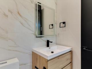 Modern Luxe Retreat Three-Bedroom #4 - 8