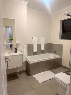 Sandton 2-Bed at Middle - Johannesburg - 9