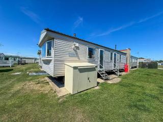 Lovely 6 Berth Caravan At Naze Marine Holiday Park In Essex Ref 17003C - Walton-on-the-Naze - 0