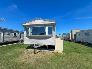 Lovely 6 Berth Caravan At Naze Marine Holiday Park In Essex Ref 17003C - 1
