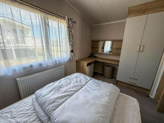 Modern Caravan With Decking At Valley Farm, Essex Ref 46112V - 2