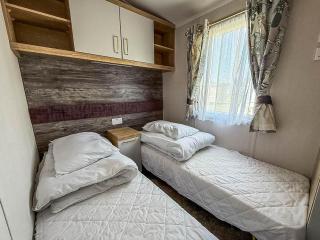 Modern Caravan With Decking At Valley Farm, Essex Ref 46112V - 1