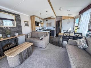 Modern Caravan With Decking At Valley Farm, Essex Ref 46112V - 5