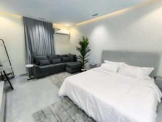 b6 استيديو استثنائي VIP ومميز شمال الرياض حي ملقا - 0