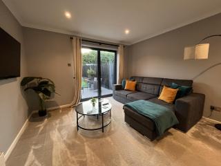 Spacious 2-Bedroom House with Garden Sleeps 5 - Stevenage - 1