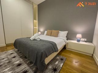 Sky Pool KLCC 2BR Platinum Suite C33 with Netflix - 1