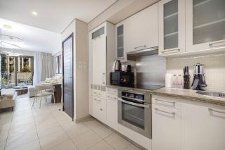 Chic Studio Apartment, Pool and Balcony, Steps to Burj Khalifa - 7