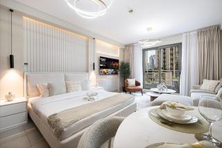 Chic Studio Apartment, Pool and Balcony, Steps to Burj Khalifa - 9