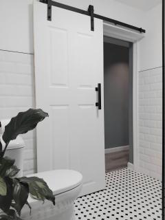 Stylish 1 Bedroom Apartment with Beautiful Sea View - 1