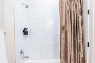 Luxury Lookout with NYC view, 2BR plus Free Parking, Sleeps 8, 20 Percent Off - East Orange - 3