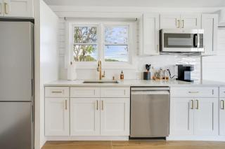 Dockside 2BR - Marina - Dining - Charter Access Unit A - 8