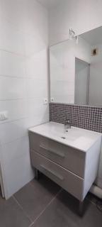 Appartement climatisé T1 à Hyères, dans résidence avec piscine et gardien, calme, parking, WIFI - Hyères - 1