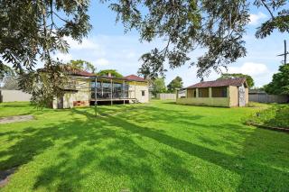 Queen Bed Shared Bath, 5BR Home In Beenleigh For 2 Bedroom1 - Beenleigh - 1