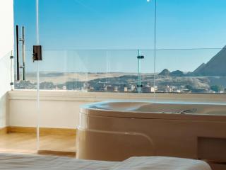 Cleopatra Suite Pyramids View jacuzzi and balcony - 5