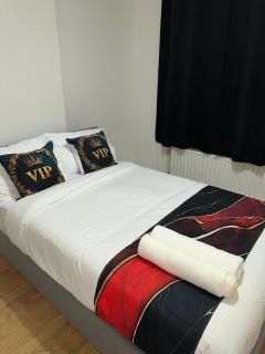 2 Bedrooms a modern bathroom apartment in CITY OF WESTMINSTER North Paddington area Walking distance to Westbourne Park Notting Hill Paddington underground stations 100s of shops TVs in every room including SKY SPORTS and Netflix - London - 1