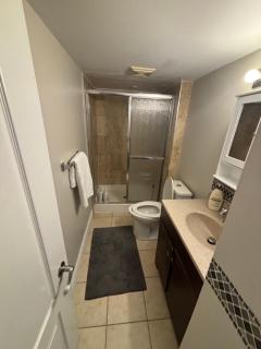 NORTH TORONTO - 2 Bdrm With WiFi and Parking near Yonge St - Toronto - 1