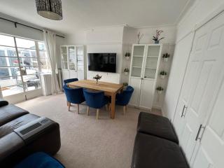 4 to 5 Bedroom beautiful holiday home London sleeps 9-central Links - 7