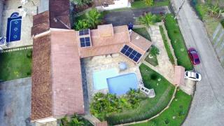 Linda casa com piscina privativa Morada da Praia 3 quartos e 4 banheiros Aceita Pet Wi-fi na casa toda Área gourmet com churrasqueira acomoda até 15 pessoas com muito conforto 2 bicicletas disponíveis para um passeio pelo condomíno - Bertioga - 9