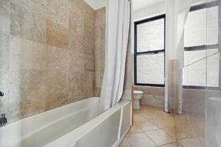 Spacious 3-Bedroom, 2-Bath Apartment in Prime NYC Location - New York - 1