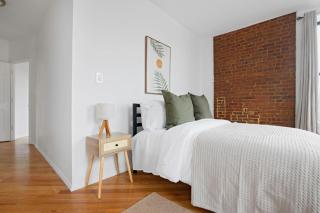 Spacious 3-Bedroom, 2-Bath Apartment in Prime NYC Location - New York - 2