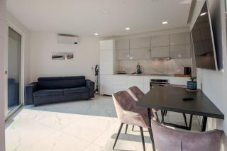 Modern Grey Harmony Retreat - Bertoki - 7