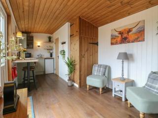 Luxury Shepherd Hut with Private Hot Tub - Swaffham Bulbeck - 9
