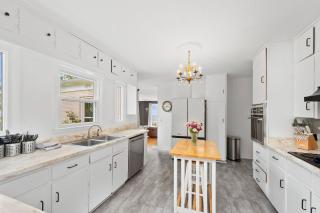 Mountain Top Mansion + Pet Friendly + Sleeps 24 + Asheville + Blue Ridge Parkway - Fletcher - 4