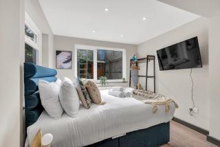 The Ultimate Hangout Studio - 1