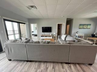 Oceanfront Balcony with Pool & BBQ - Regency Tower - 9